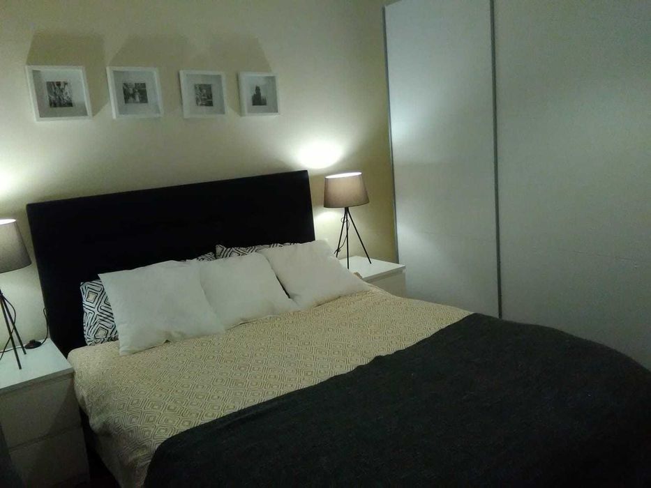 Quarto mobiliado com varanda e ar-condicionado na  Amora.