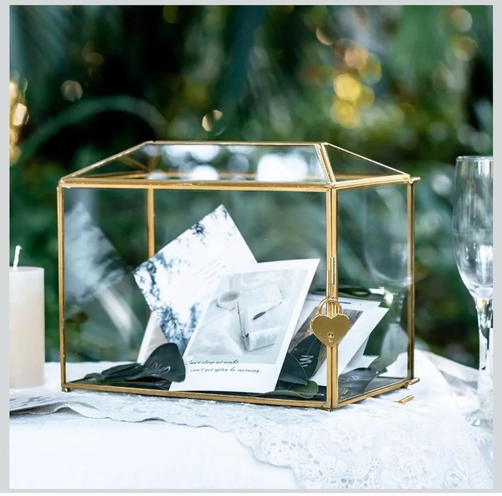 Caixa em vidro de cartões de casamento