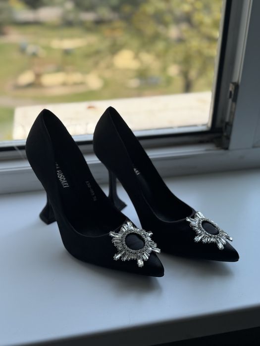 Атласные лодочки на каблучке рюмочка с брошкой