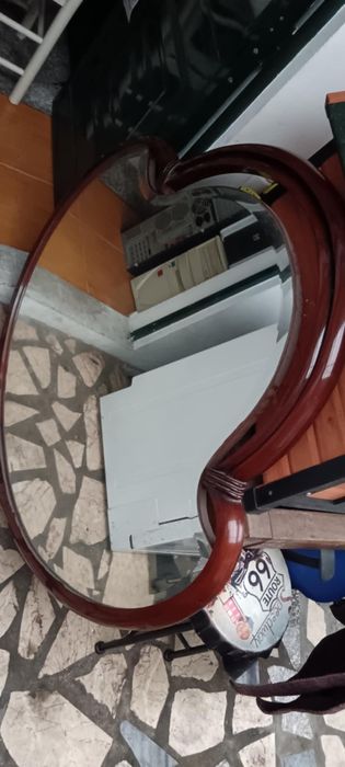 Espelho grande com moldura em madeira