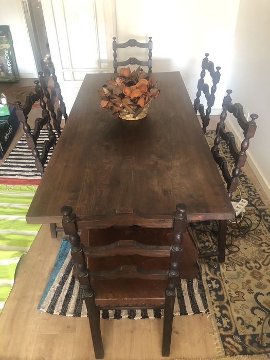 Mesa em madeira maciça com 6 cadeiras