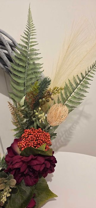 Wianek nagrobny maxi – burgundowe piwonie 60 cm