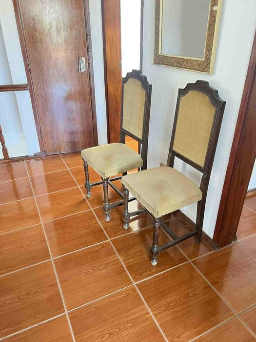 duas cadeiras castanhas estufadas