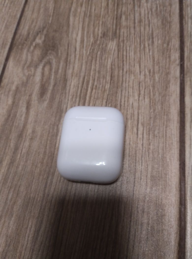 Один навушник від Apple AirPods