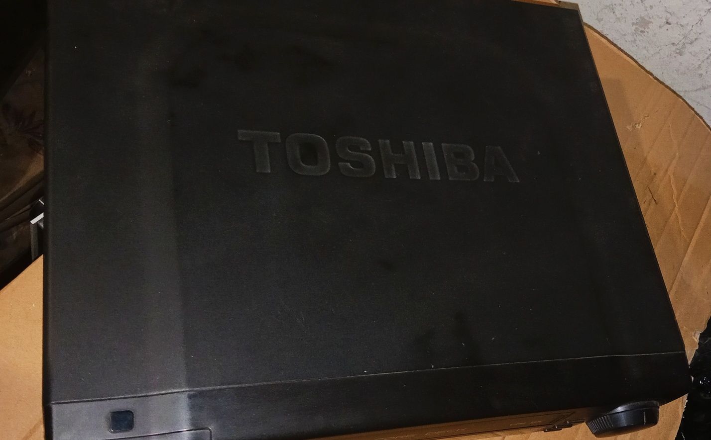 Відеомагнітофон Toshiba V404Q