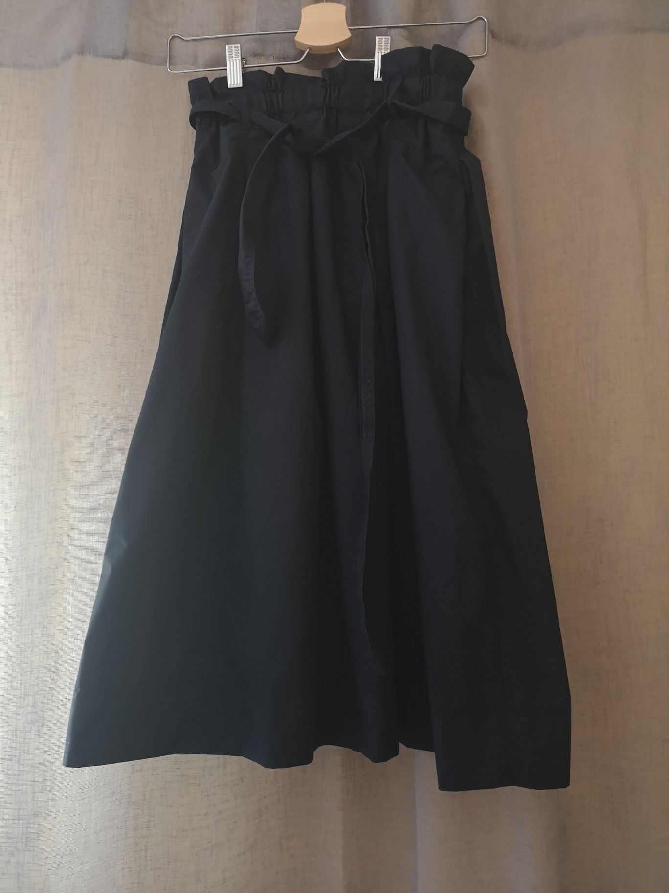 Granatowa spódnica H&M w rozmiarze XS.