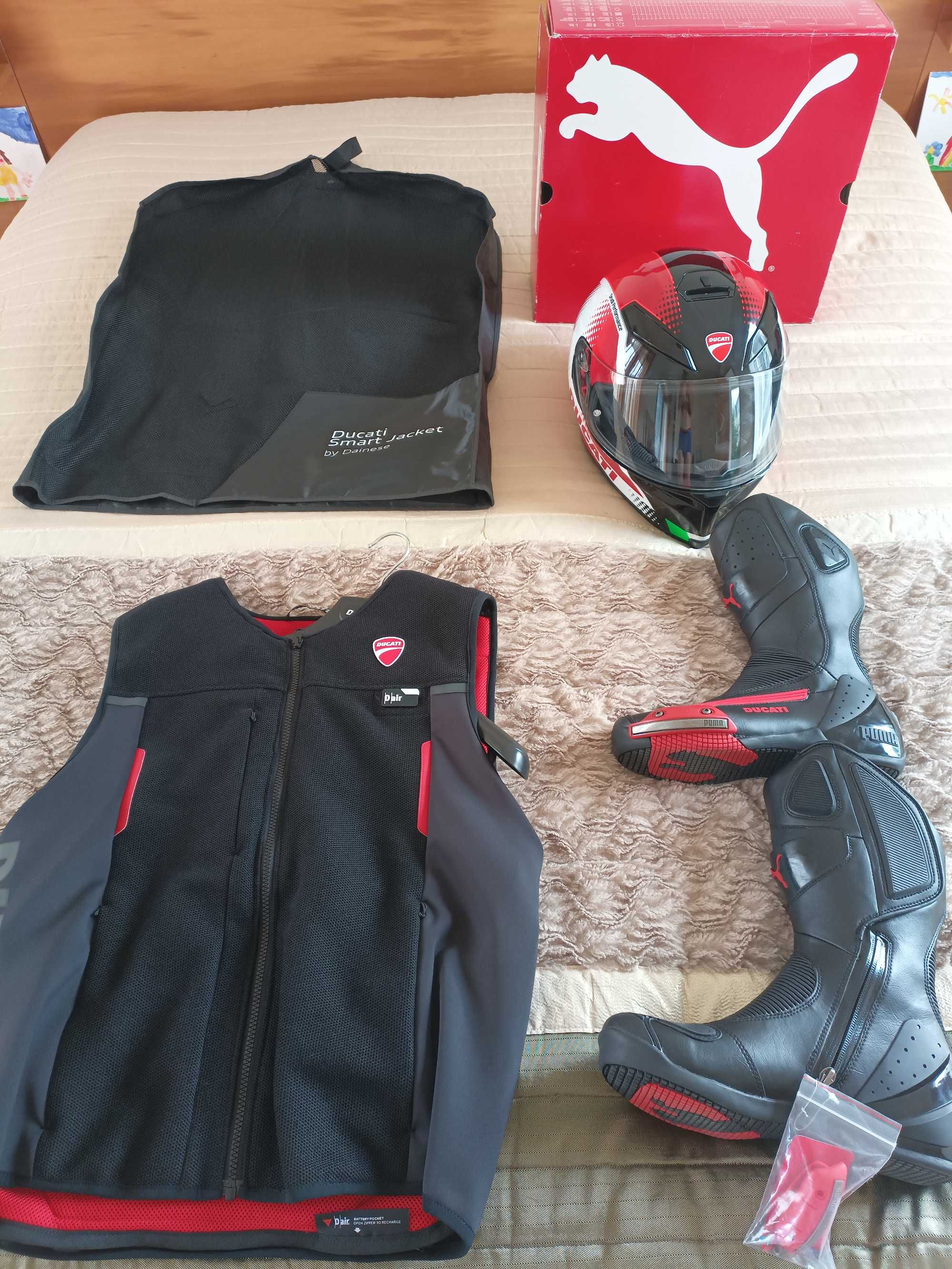 botas e capacete Ducati