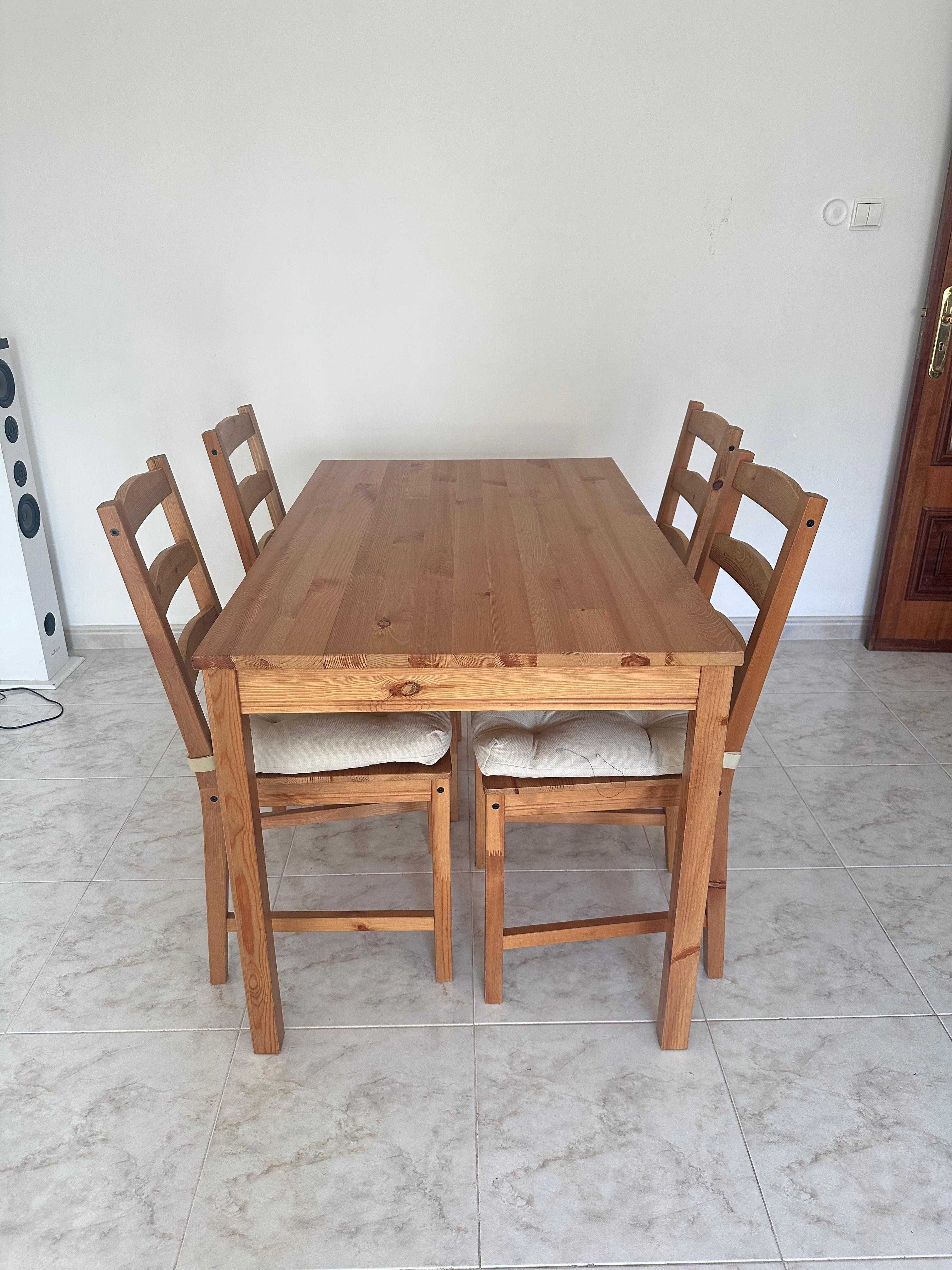 Mesa de Madeira c/ 4 cadeiras
