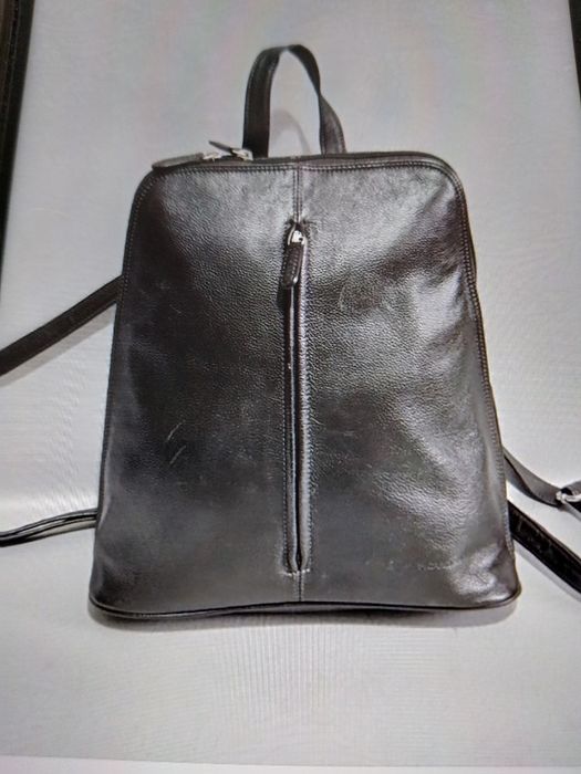 В продажу шкіряний рюкзак - сумка.
