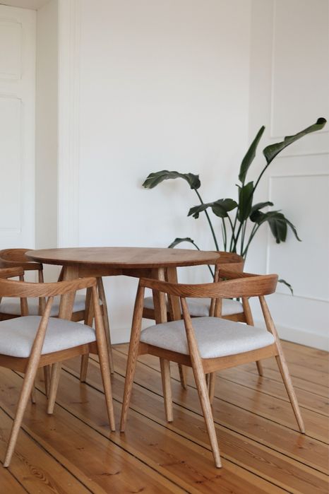 Zestaw krzeseł i stołu z litego drewna