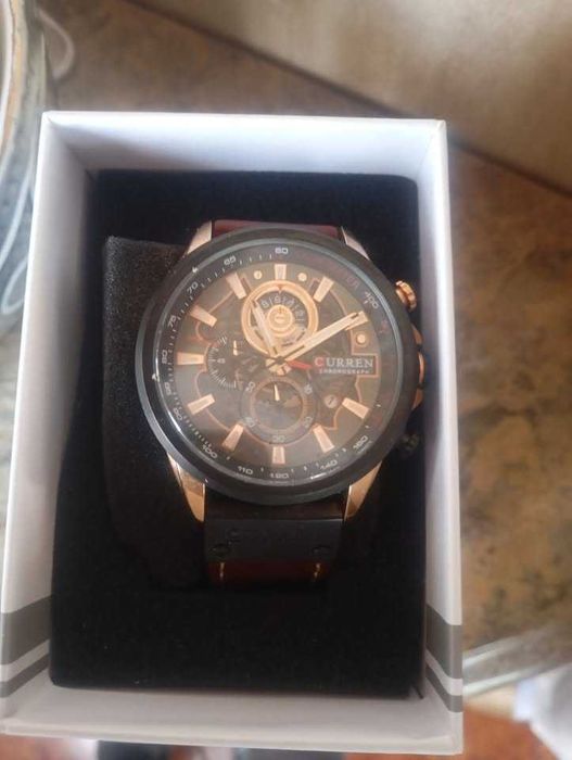 à venda:
relógio da marca CURREN.