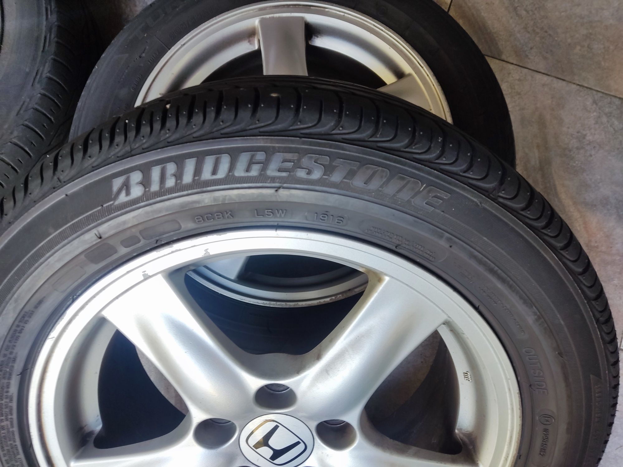 Jantes 16" com pneus Bridgestone Turanza