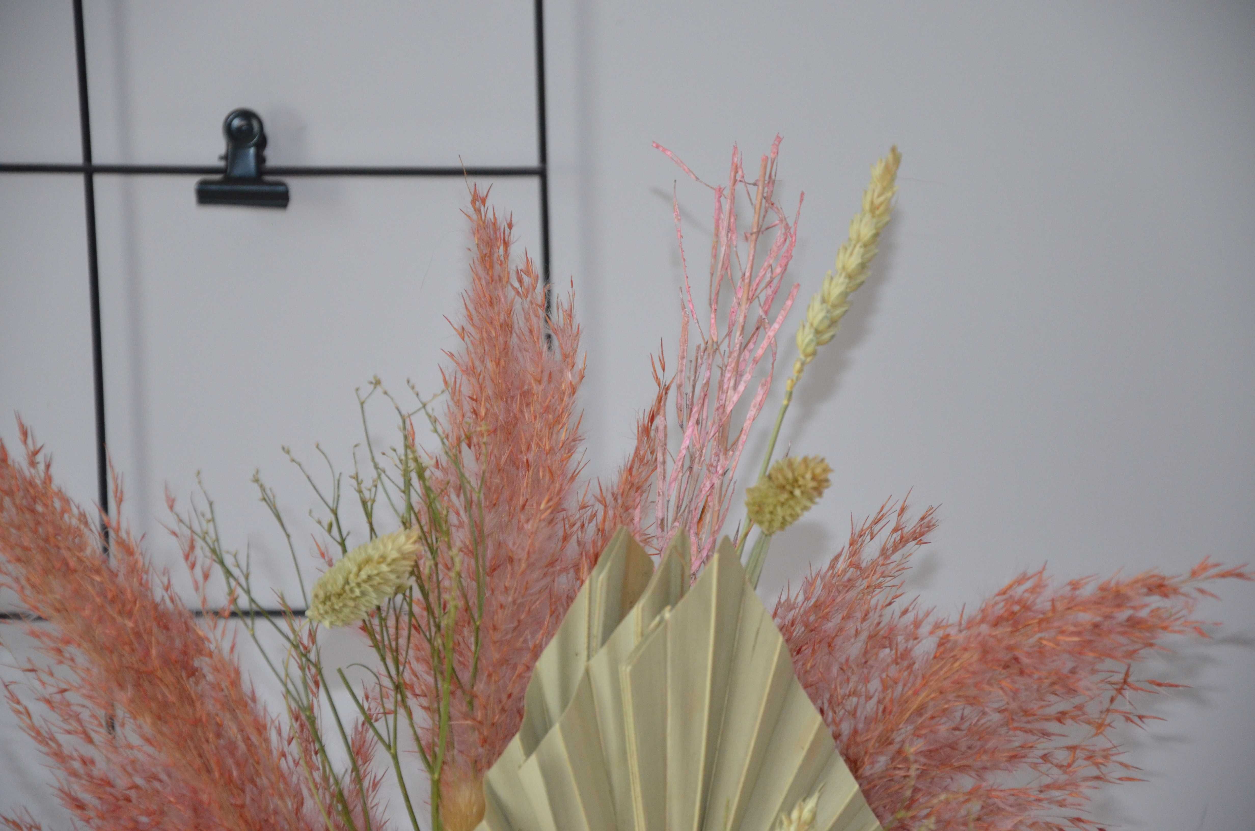 Przepiękna Trawa pampasowa w bukiecie wraz z ceramicznym wazonem