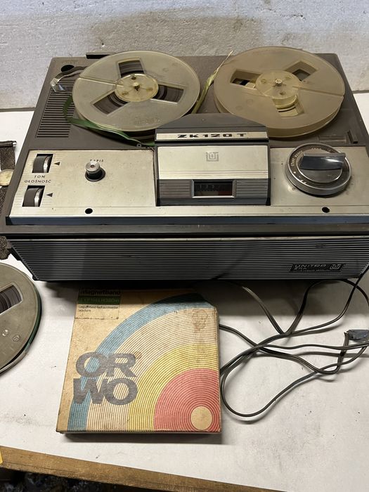 Stary magnetofon szpulowy taśmy Unitra ZK 120 T