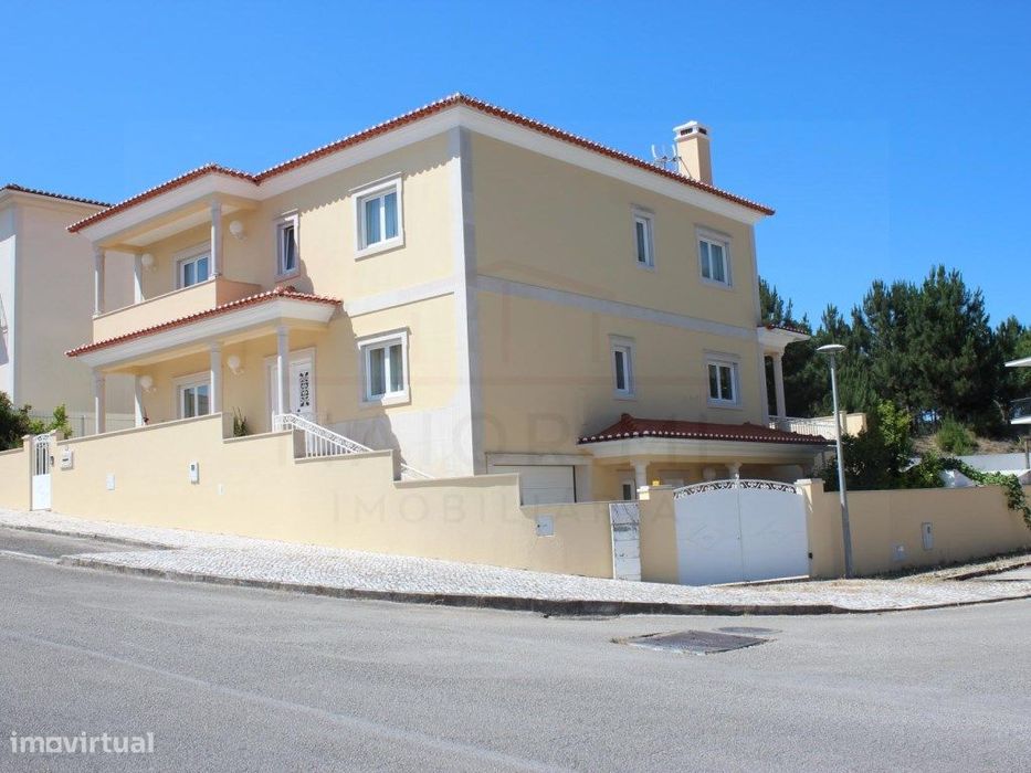 Moradia T5 com grandes áreas em zona muito tranquila de Rio Maior