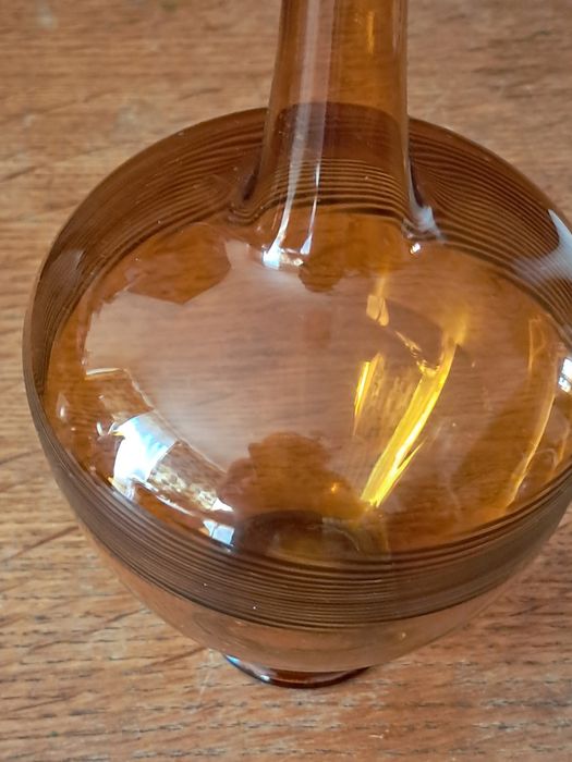 Śliczny szklany flakonik