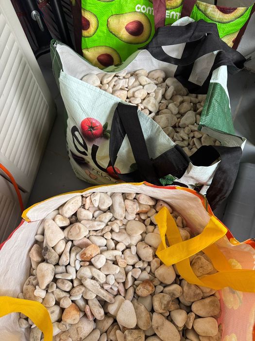 3 sacos grandes de seixo rolado branco