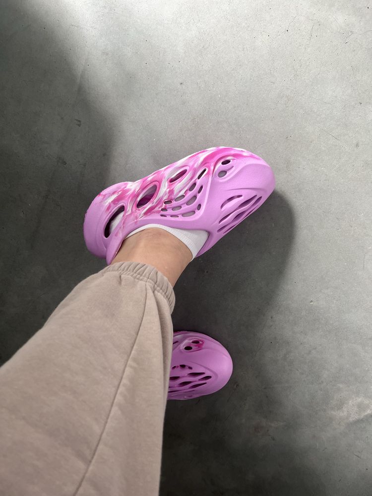 Жіночі розові шльопанці-сланці Yeezy Foam Runner Pink кроссовки