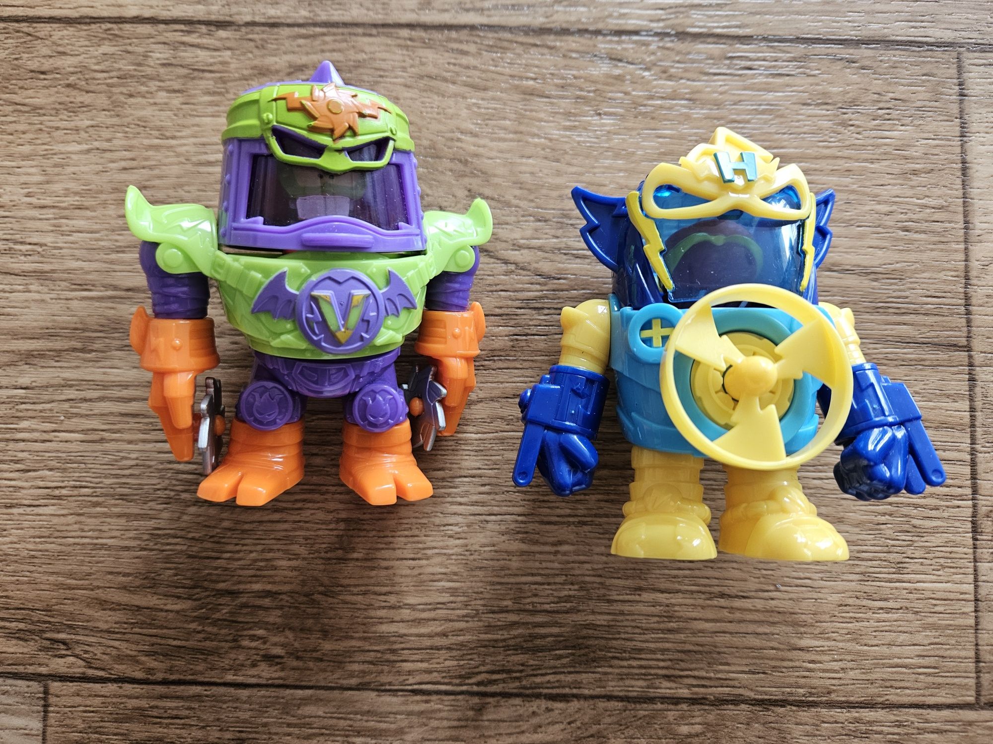 Dwa super roboty SuperZings z figurkami