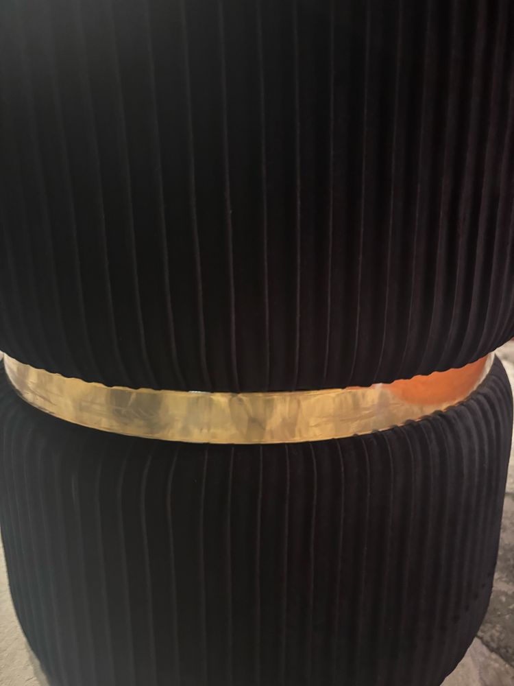 Puff preto veludo com dourado