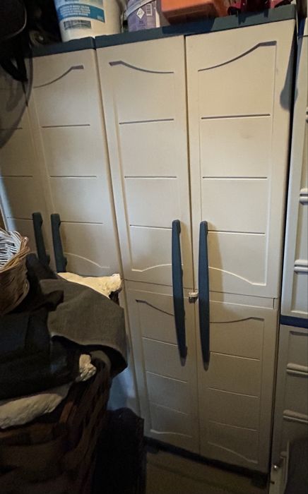 Armario resina 2 portas. Posso vender 1 ou 2 con desconto no segundo