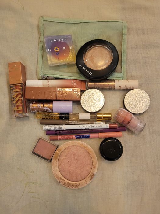 Лот косметики для всього обличчя