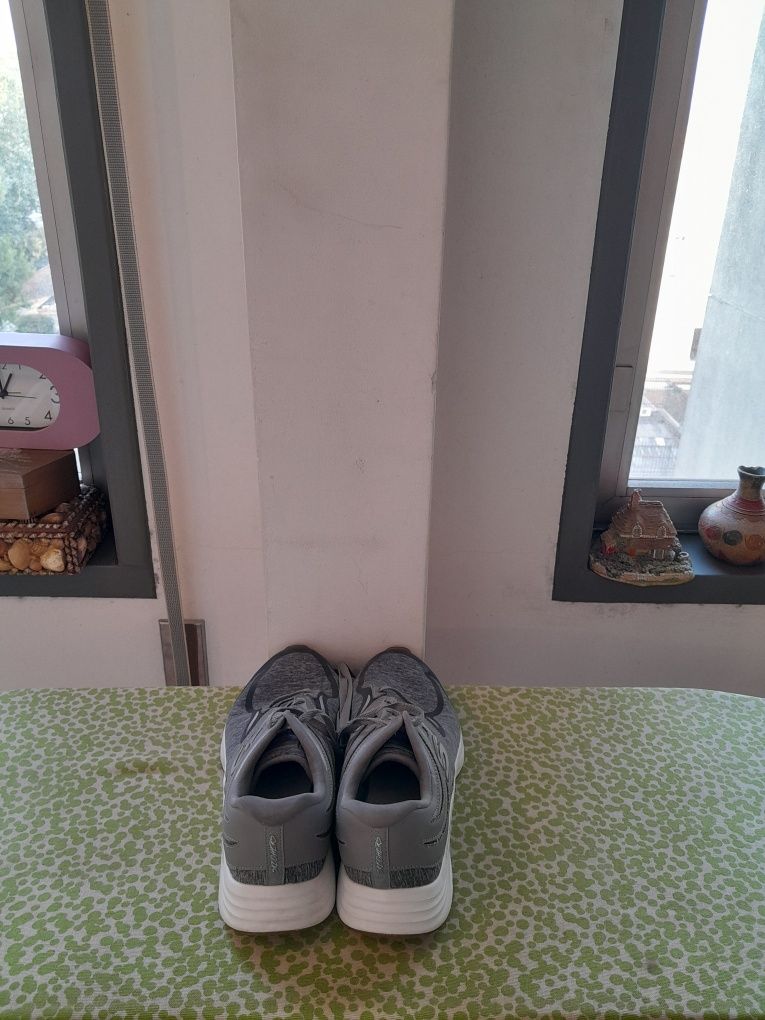 Vendo Sapatilhas de Senhora SKECHERS muito bonitas como novas