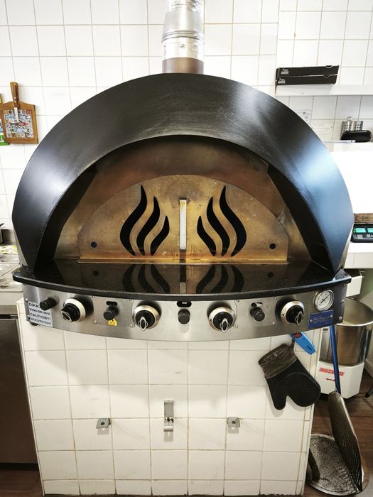 Excelente pizzaria em funcionamento.