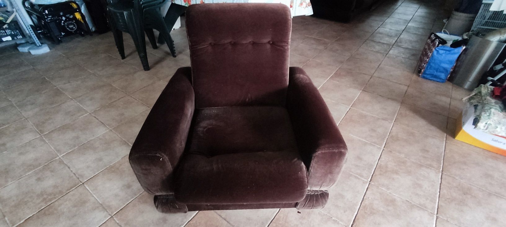 Mobiliario. Mesa e sofas