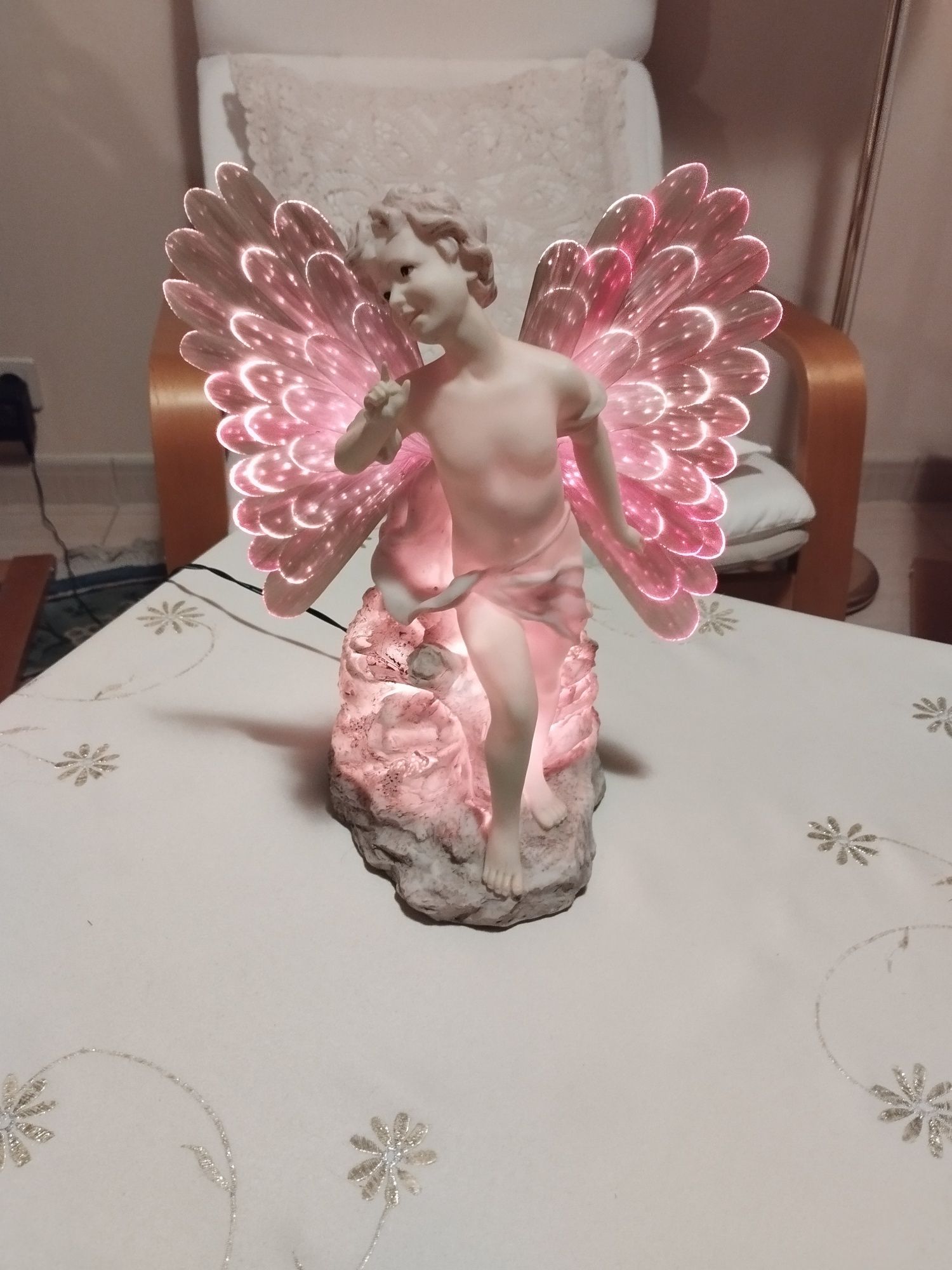 Figurka aniołka z żywicy podświetlany