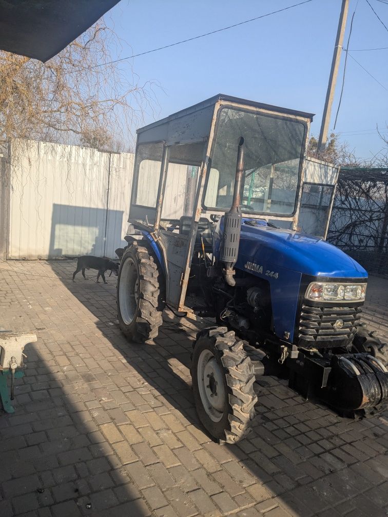 Продам трактор з плужком