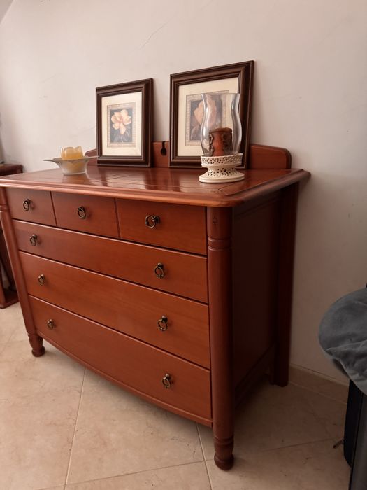 Conjunto quarto, 1 cama 2 colçhoes, roupeiro, 1 comoda (tudo madeira)