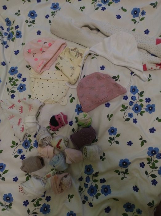 Sprzedam czapeczki i skarpetki