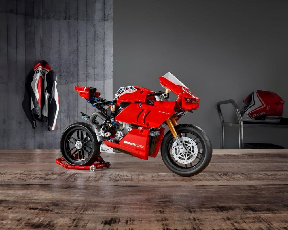 Конструктор Technic Ducati Panigale V4 R 1/1 з LEGO