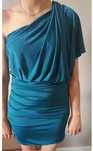 Vestido azul de um ombro