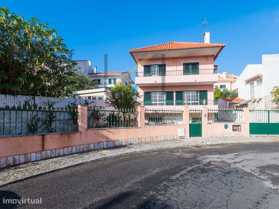 Moradia T4 + 1 com excelente localização e grande potencial