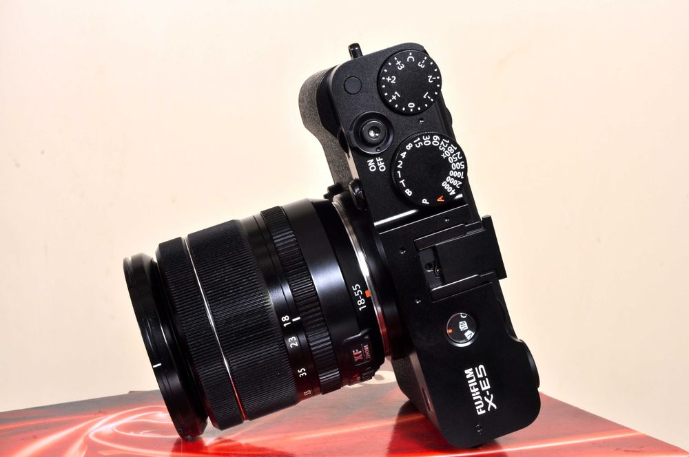 Fuji X-E5 Nova + XF 18x55 F: 2.8-4.8 em estado novo. Bateria extra.