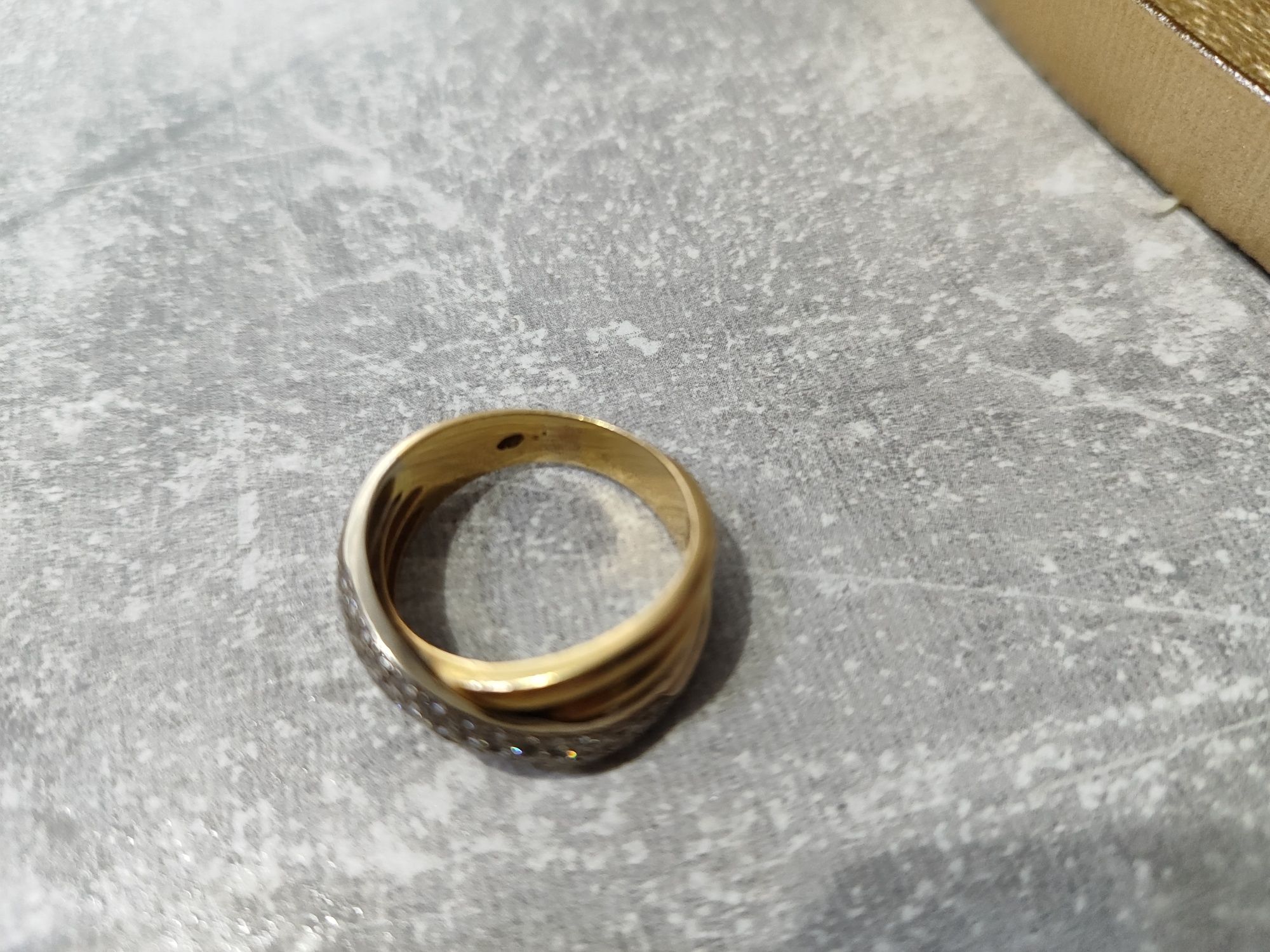 Złoty pierścionek z brylantami (43 szt ) próba 750 - 18 karatowe złoto
