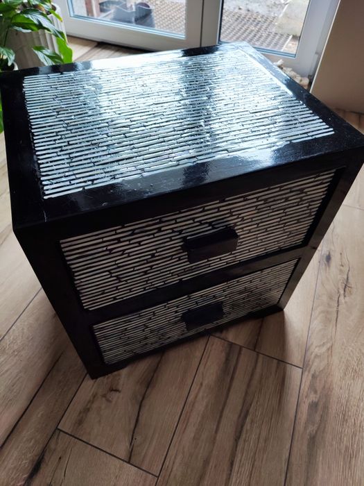 Stolik nocny z szufladami