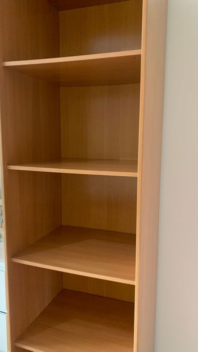 Estante com prateleiras em madeira faia