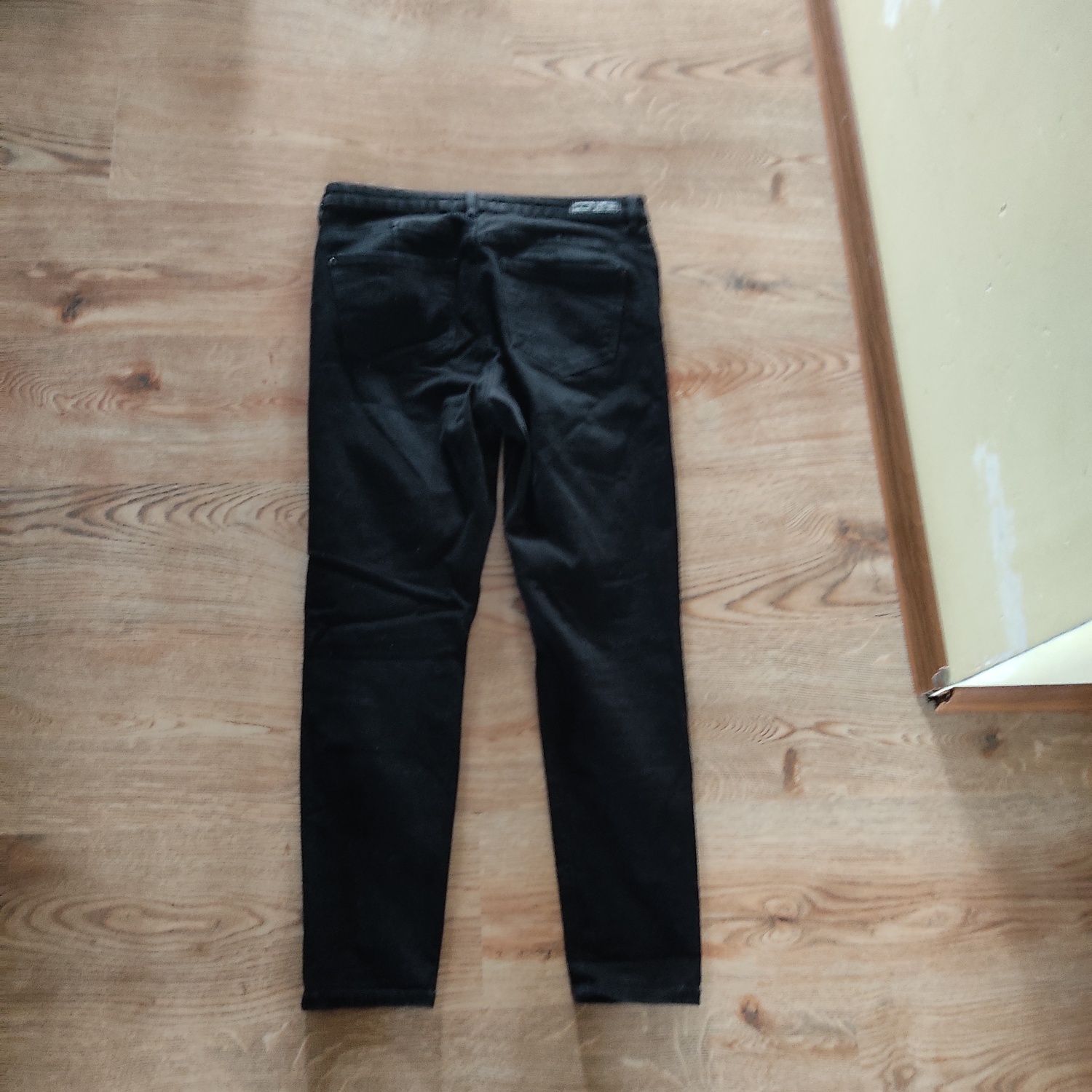 Czarne jeansy Reserved 44.