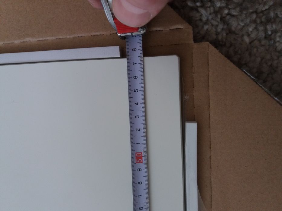Szkło hartowane białe. Panele o wymiarach 1008x574mm.