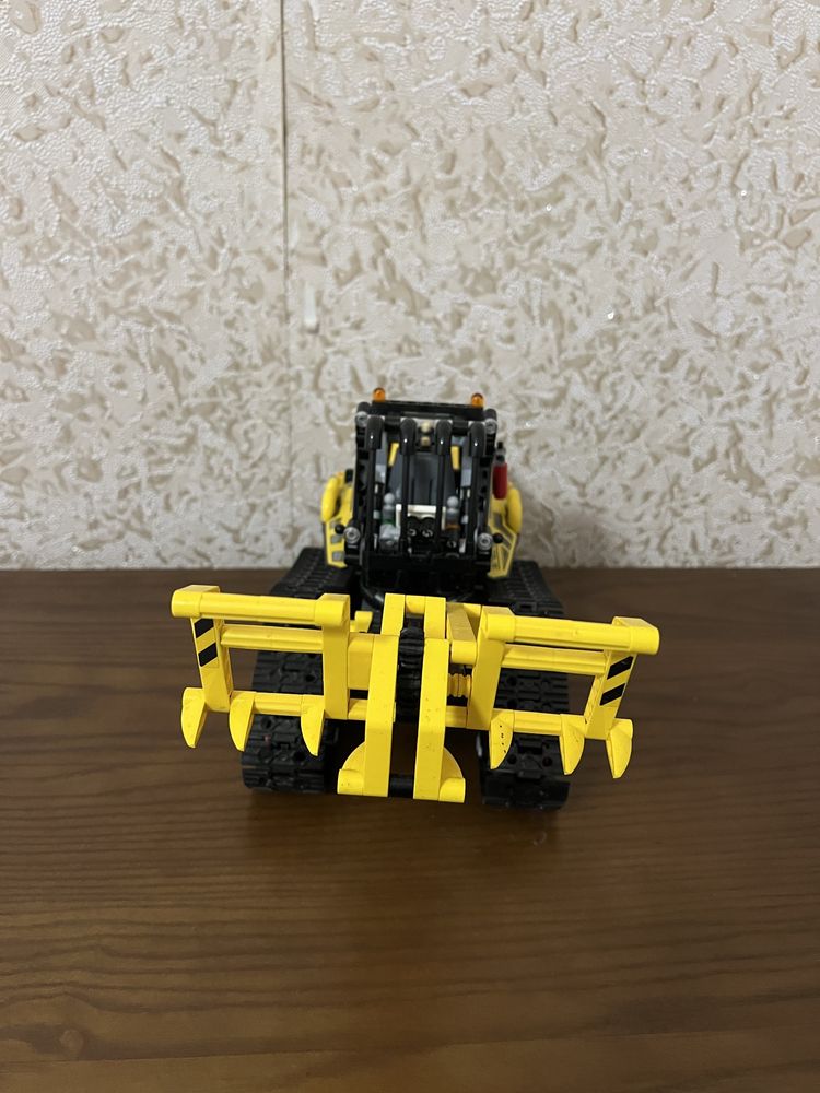 LEGO Technic Гусеничний навантажувач