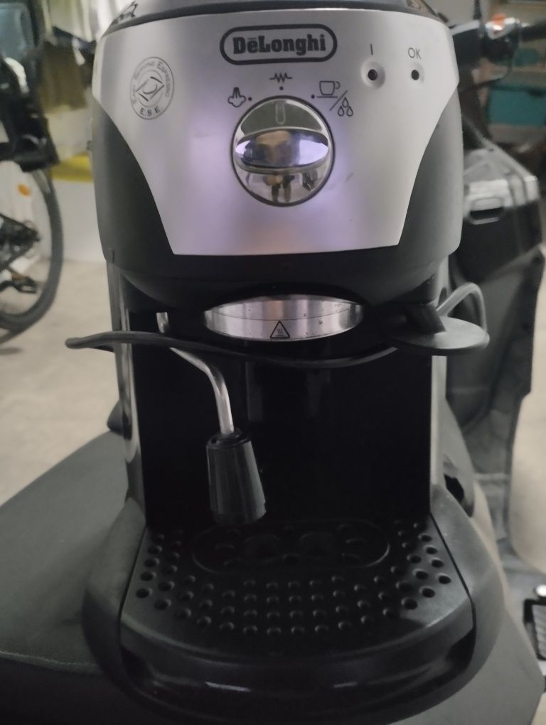 Máquina de café como nova marca Delonhgi a funcionar na perfeição