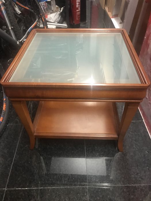 Mesa de centro em madeira de alta qualidade.