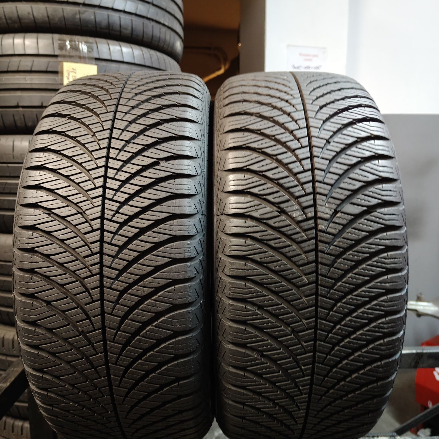 225/45/17 Sprzedam parę opon całorocznych Goodyear