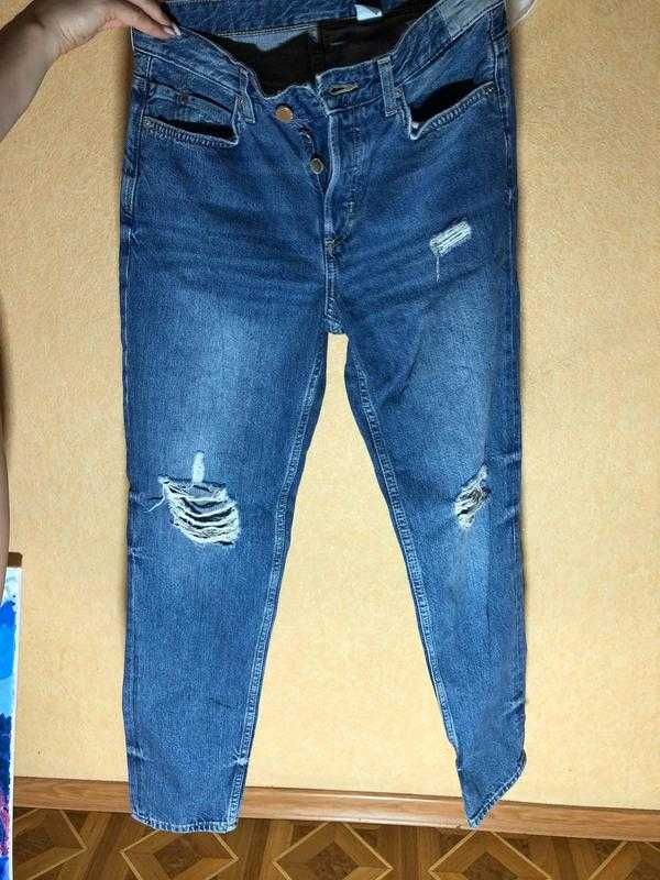 Рваные джинсы бойфренды очень красивого синего цвета