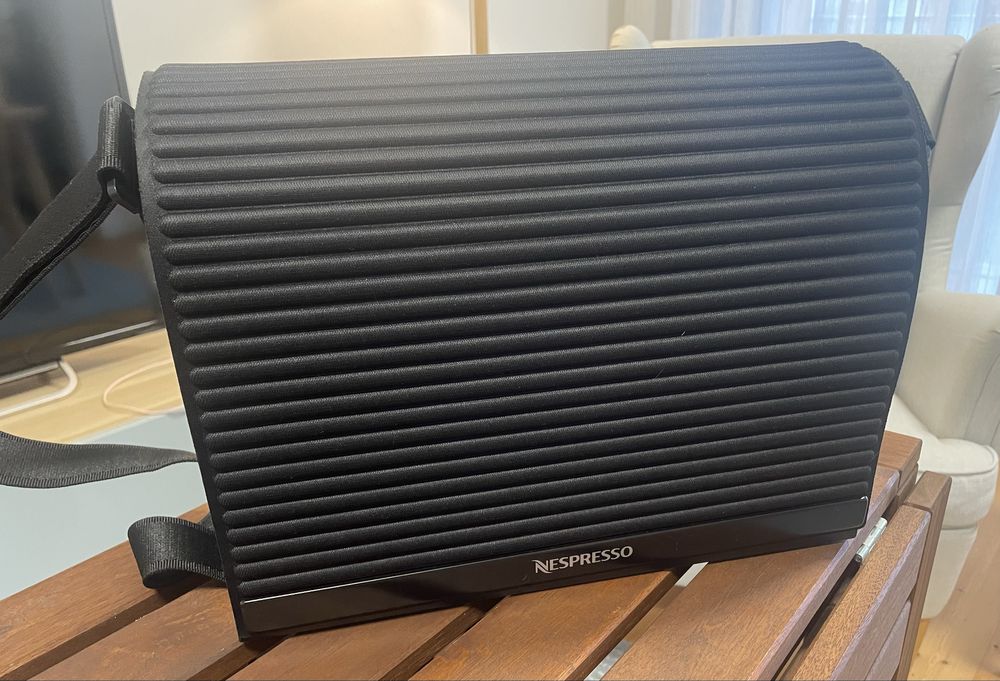 Máquina de café Nespresso com mala, Essenza Mini Nespressso C30