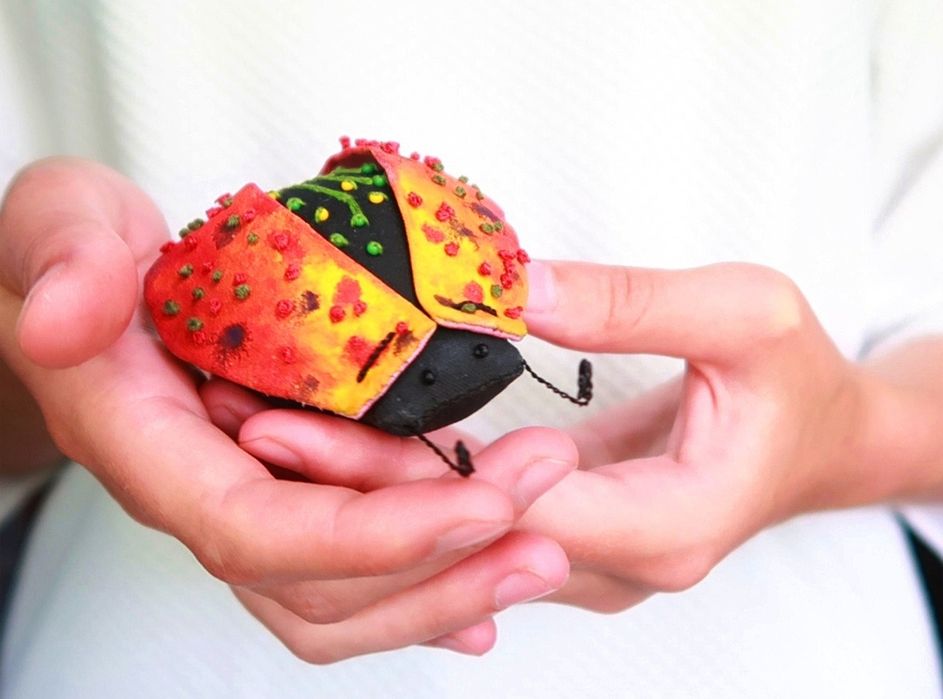 Текстильна фігурка божої корівки, декор для інтер'єру