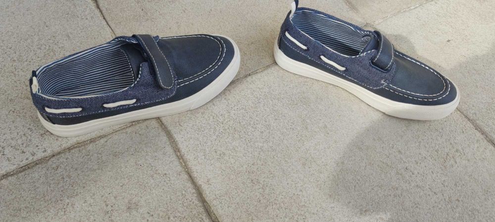 Sapatos menino tamanho 33 como novos